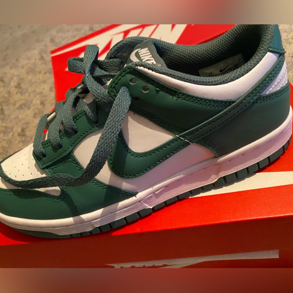 NIKE DUNKS … size 6 Grade School - (8 in adults)